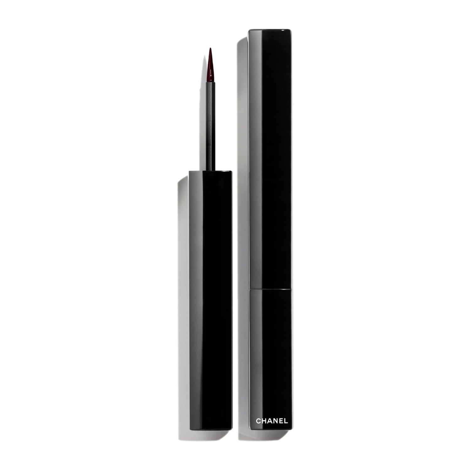 EYELINER LÍQUIDO DE ALTA PRECISÃO, DE LONGA DURAÇÃO E SEM TRANSFERIR