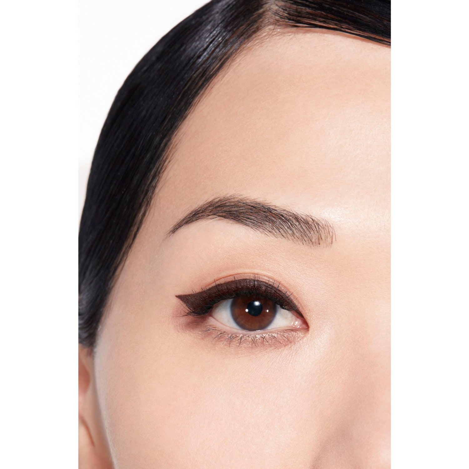 EYELINER LÍQUIDO DE ALTA PRECISÃO, DE LONGA DURAÇÃO E SEM TRANSFERIR