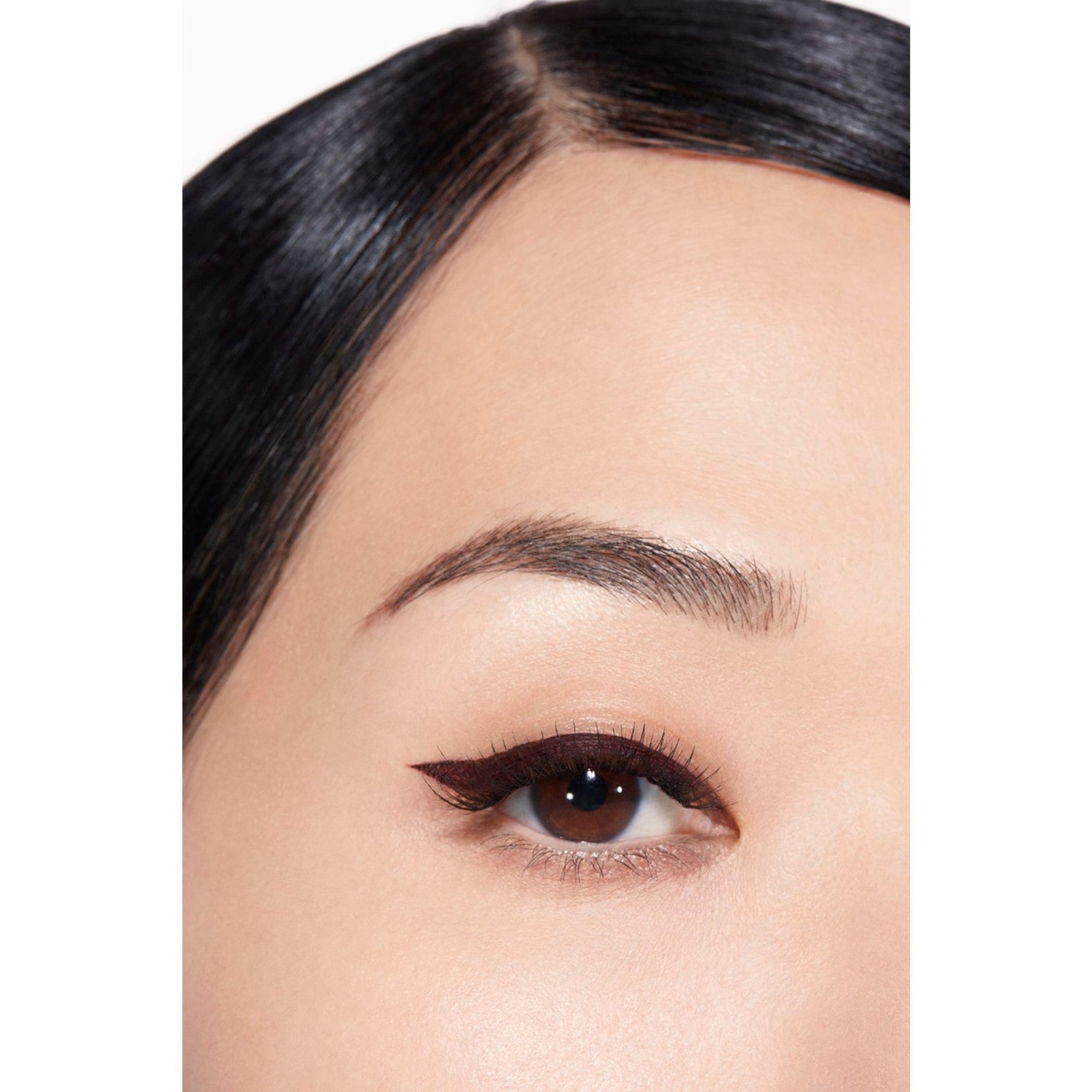 EYELINER LÍQUIDO DE ALTA PRECISÃO, DE LONGA DURAÇÃO E SEM TRANSFERIR