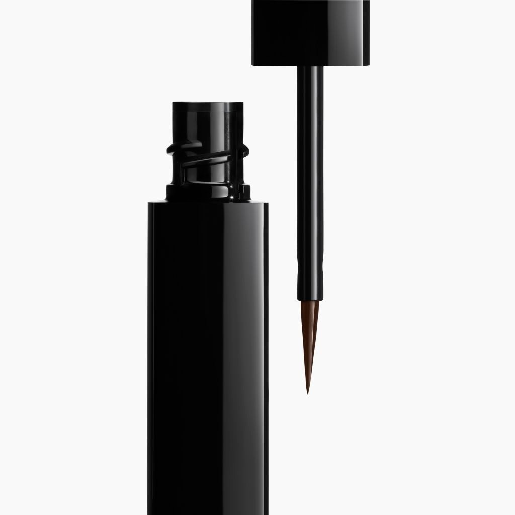 EYELINER LÍQUIDO DE ALTA PRECISÃO, DE LONGA DURAÇÃO E SEM TRANSFERIR
