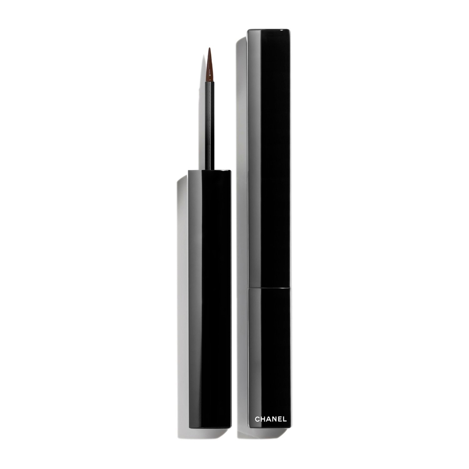 EYELINER LÍQUIDO DE ALTA PRECISÃO, DE LONGA DURAÇÃO E SEM TRANSFERIR