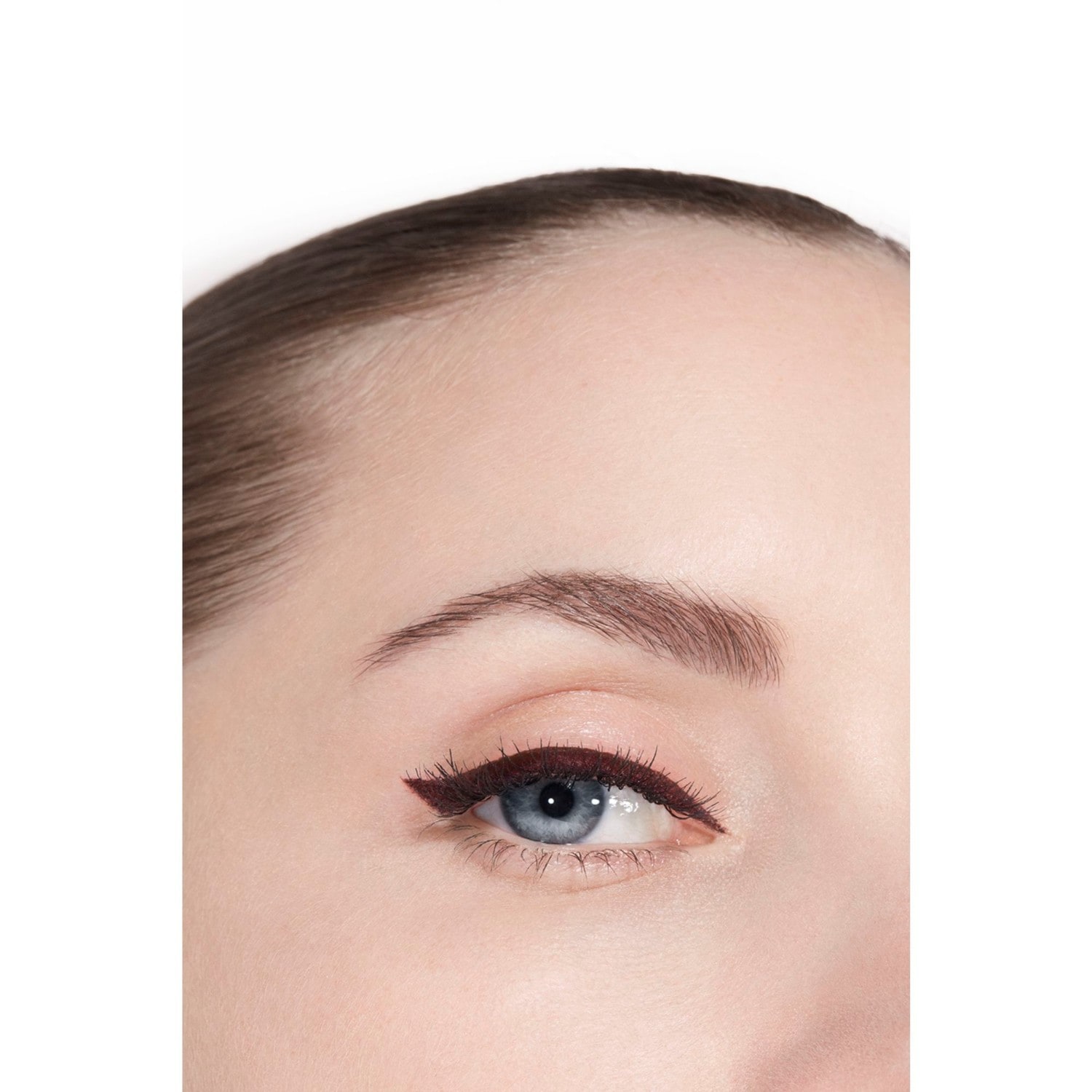 EYELINER LÍQUIDO DE ALTA PRECISÃO, DE LONGA DURAÇÃO E SEM TRANSFERIR